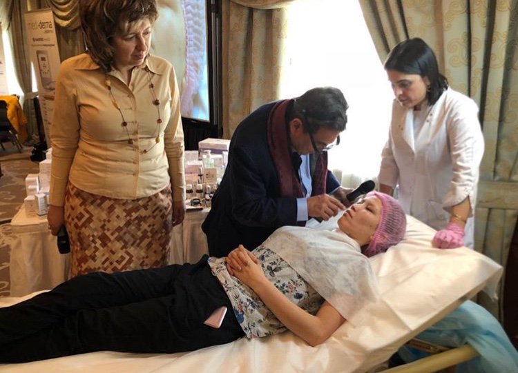 doctorserrano's tweet photo. Estamos pasando unos días emocionantes en #Intercharm donde me estoy reencontrando con amigos muy queridos. No olvidéis visitar nuestro stand de @sesderma y @MedidermaPro! #Dermatology #cosmetic #intercharm2018 #moscow https://t.co/fTuGL0LEnn