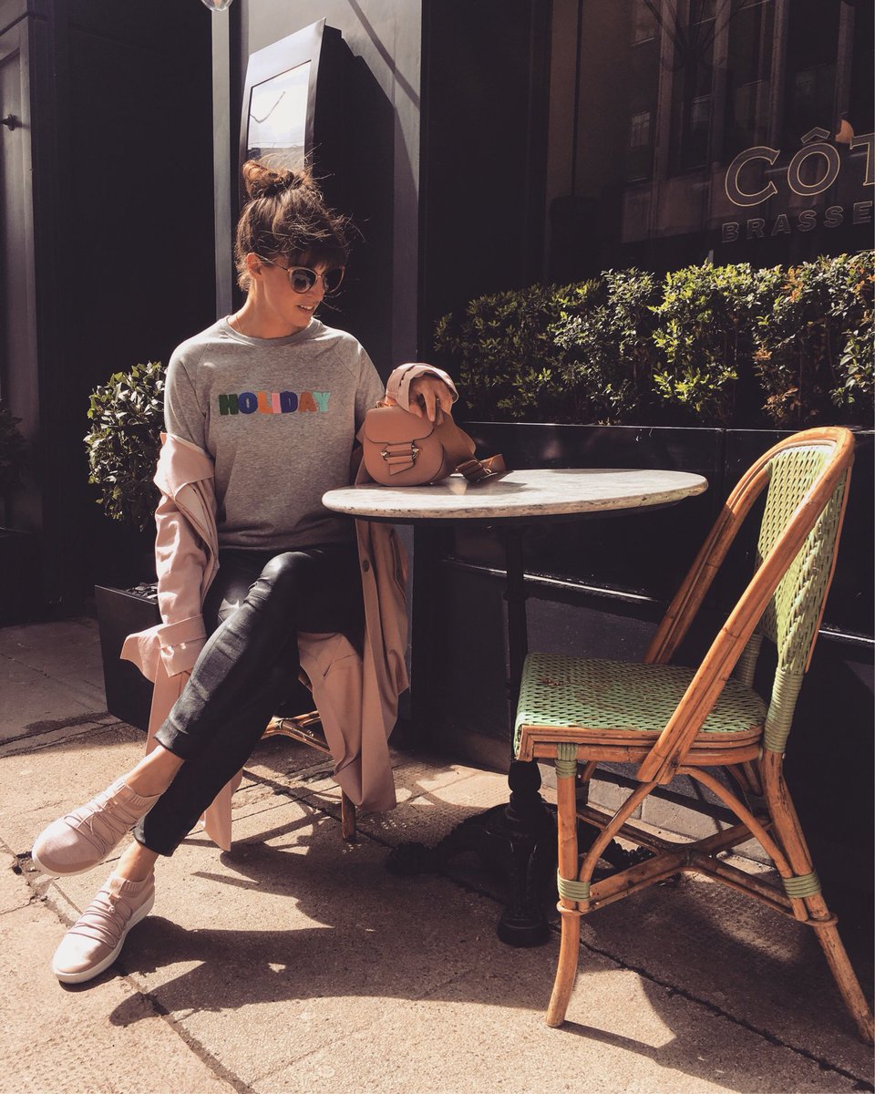 Post holiday blues... • Still clinging to those holiday feels in my <a href="/SugarhillBTN/">Sugarhill Brighton</a> sweatshirt • Shop it here - sugarhillbrighton.com/clothing-c1/sw…