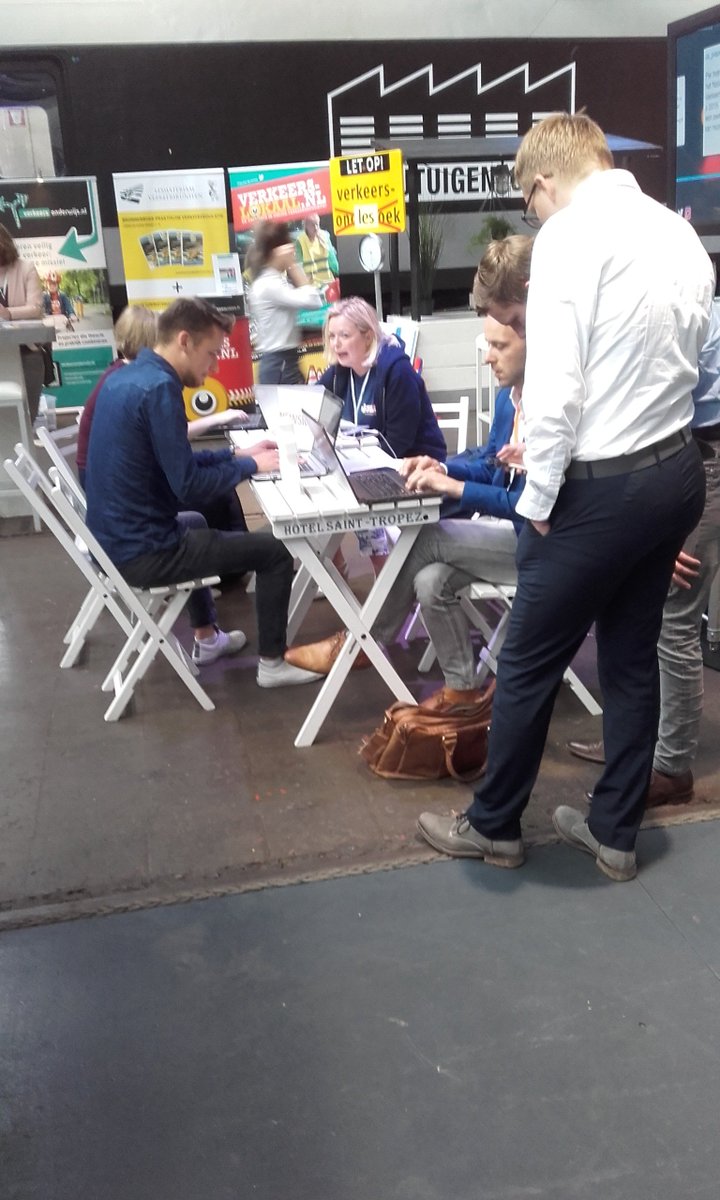 kay_ruesink's tweet photo. De plaats waarvandaan vandaag de verslaggeving gebeurd en waar ook alle Tweets op een scherm zichtbaar zijn: de newsroom. Wij bevinden ons tussen de postwagons in. #NVVC2018 https://t.co/K1Nk6xEFID