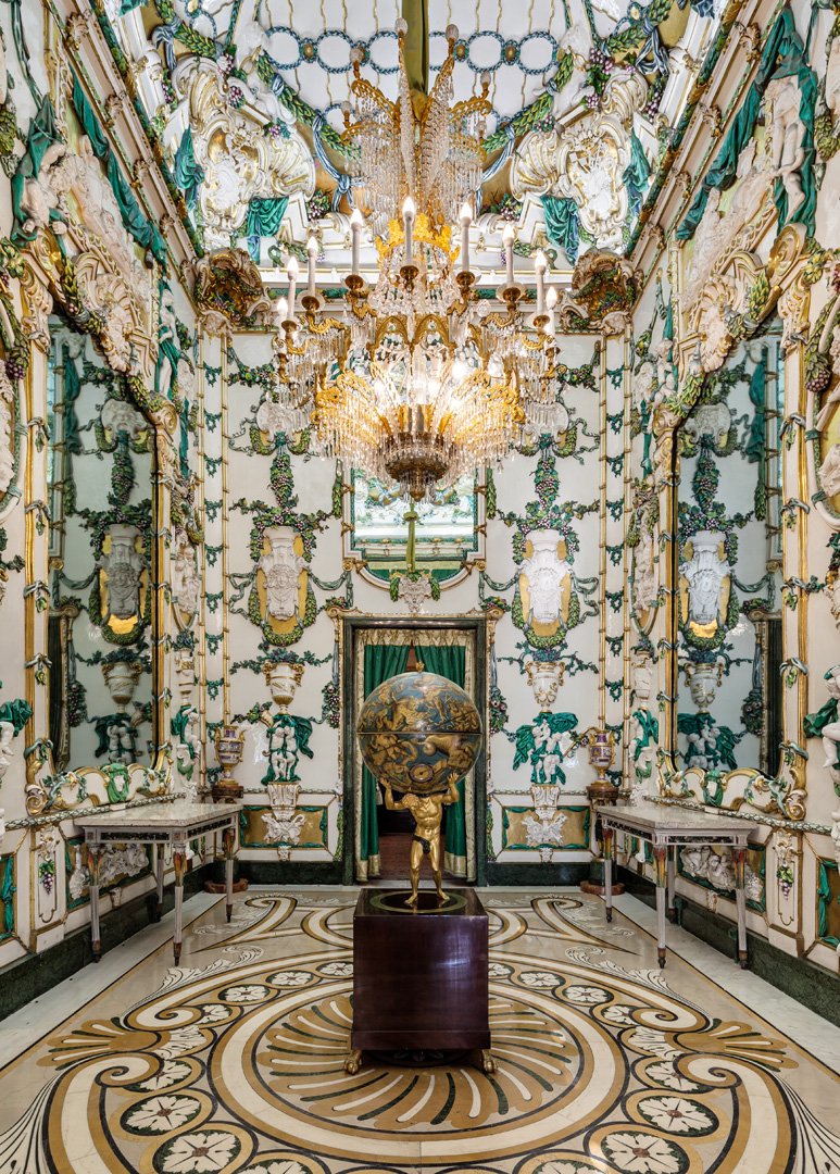 anpre_oficial's tweet photo. RT @realessitios: Todos los días los relojeros recorren los distintos Salones del Palacio Real de Madrid para realizar labores de mantenimiento tales como darles cuerda, limpiarlos y si fuera necesario, desmontarlos para llevarlos al taller #professionsMW https://t.co/rgQW4F1p61
