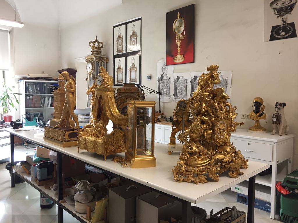 anpre_oficial's tweet photo. RT @realessitios: Todos los días los relojeros recorren los distintos Salones del Palacio Real de Madrid para realizar labores de mantenimiento tales como darles cuerda, limpiarlos y si fuera necesario, desmontarlos para llevarlos al taller #professionsMW https://t.co/rgQW4F1p61