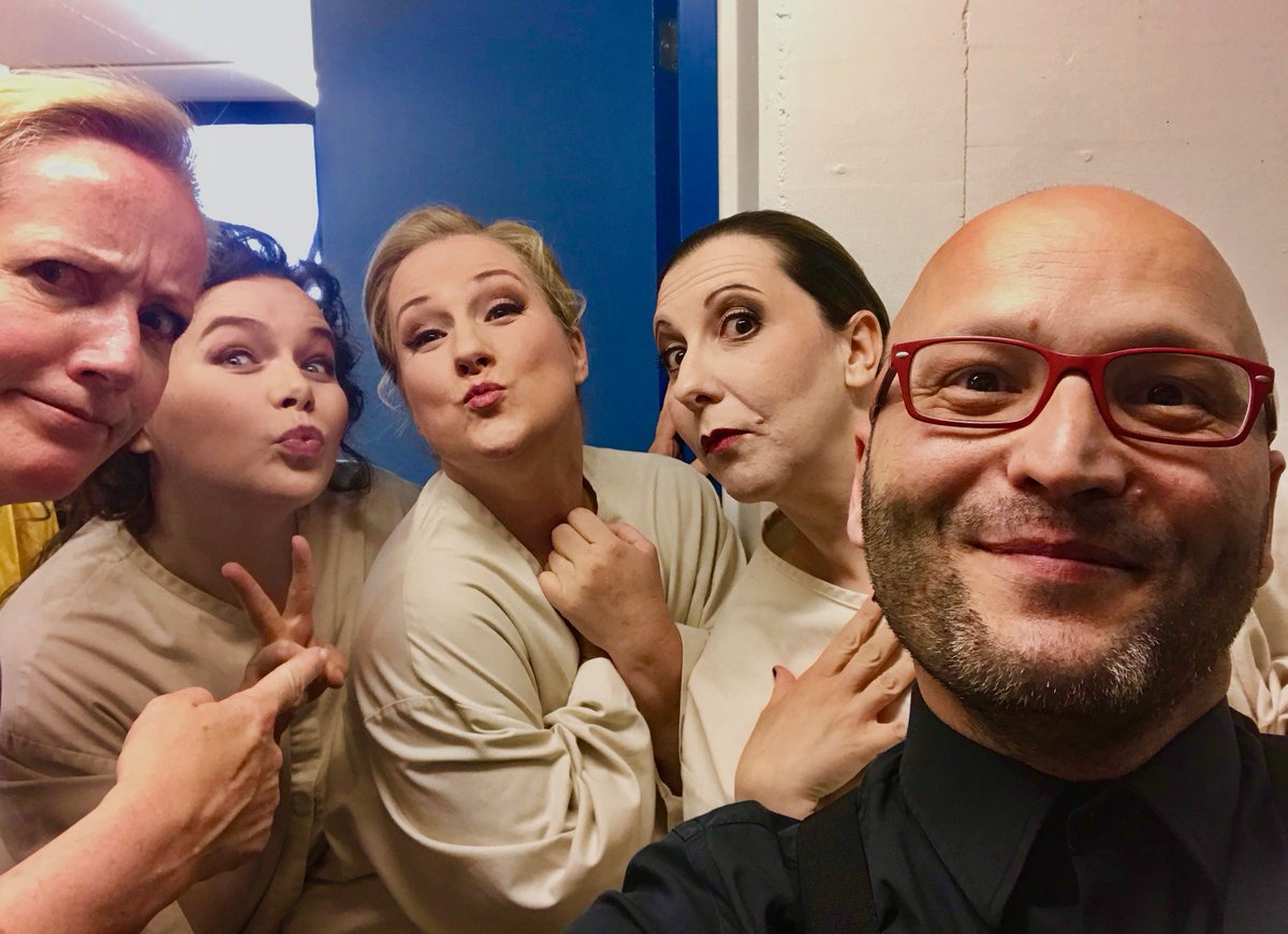 EnriqueMazzola's tweet photo. #mariastuarda #six today at @operzuerich, with this group of crazy and formidable ladies!!! @DianaDamrau @serefarnocchia #HamidaKristoffersen and our super maestro suggeritore #HeikeBehrens. Have fun!!!
#zürich #numerosei #ladies #fun #tragedy #theatre #operalife #suggeritore https://t.co/pVAYih5zVX