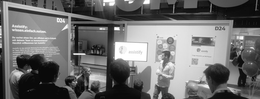 assistify_db's tweet photo. Full house auf dem Konzerntreff. Besucht uns am Assistify Stand D24 #DBKT2018 und genießt die Show! https://t.co/OIeuaYlC5N