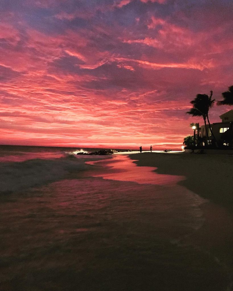 There's something magical in Aruba's sunsets! We can't describe it and is only to be experienced in person.

Pic by @skywalker00
#aruba #discoveraruba #onehappyisland