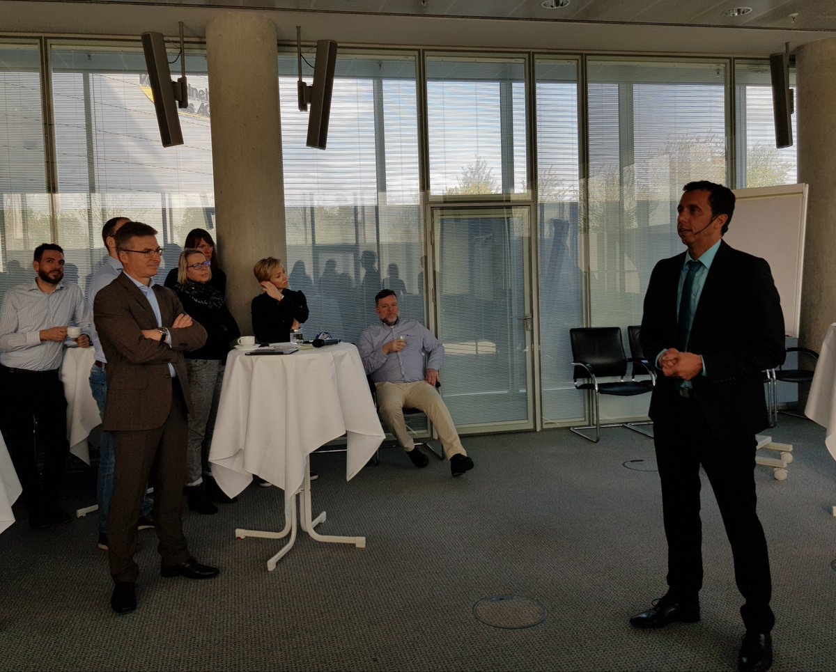 VNGAG's tweet photo. Heute ist Marcel Schmid-Oertel, Personalleiter bei @EnBW, zu Gast. Im #CoffeeandLearn spricht er zu digitaler #Transformation. Auch #VNGAG steckt derzeit mit der Umsetzung ihrer Strategie »VNG 2030+« (👉https://t.co/W1LctMnXZq) mitten im Wandel. Danke für die spannenden Impulse! https://t.co/ElqeWUn9aO