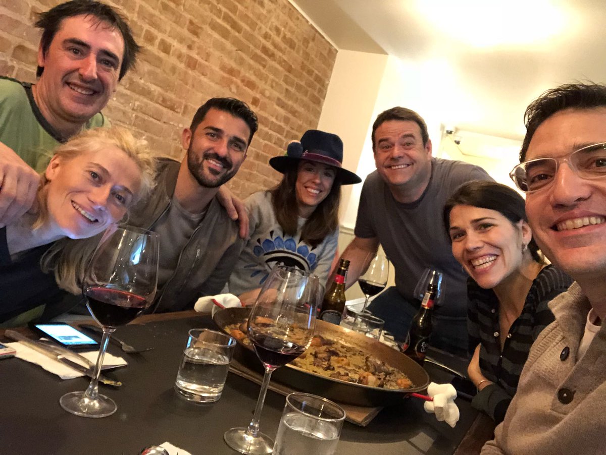 CamesBar's tweet image. Ahir rebérem una visita molt especial. David Villa va vindre a recolzar el nostre projecte i nosaltres li varem preparar una paelleta amb costelles, carxofes i bolets (amb mandonguilles, per suposat)
