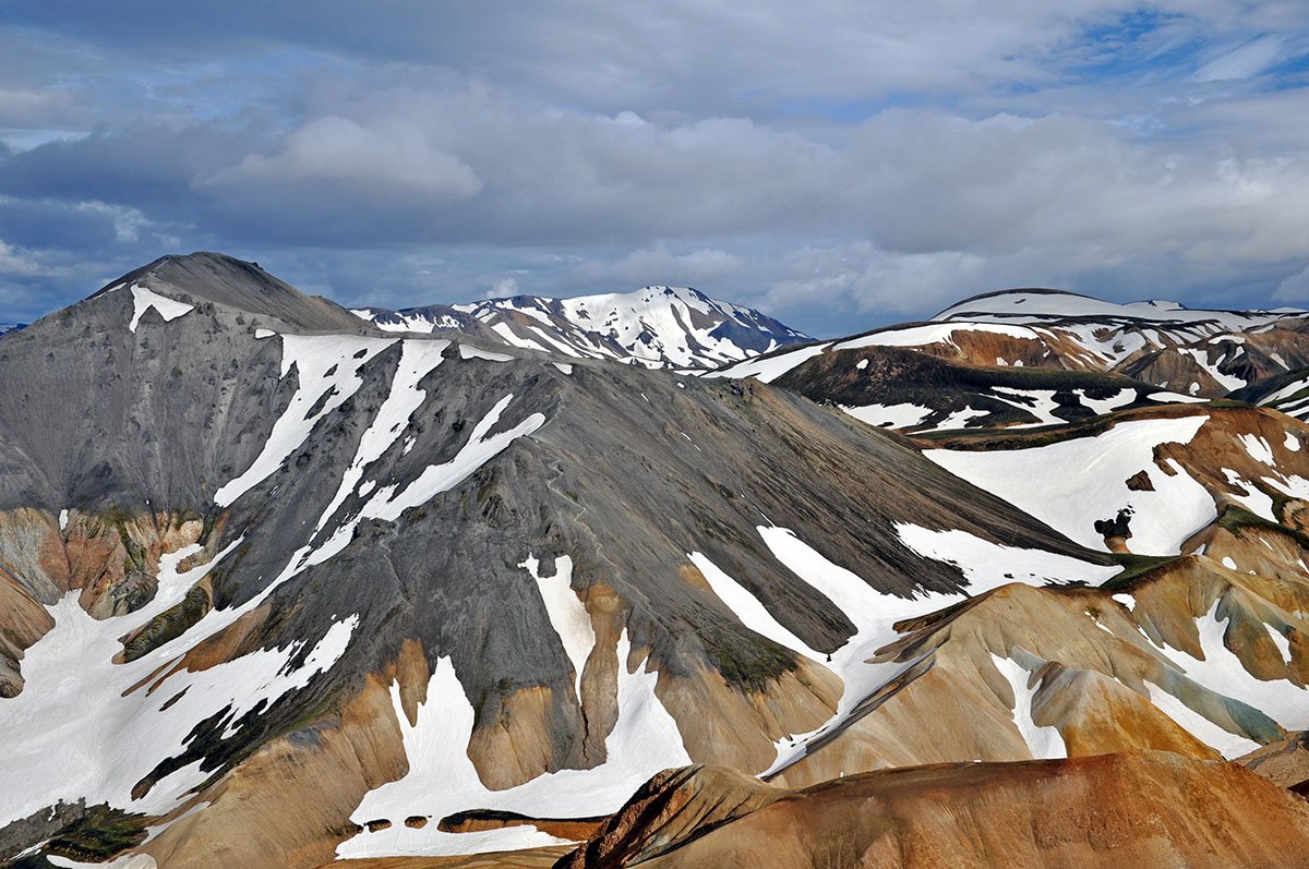 Blogger Antonette van <a href="/we12travel/">Anto @ we12travel</a> bezocht tien keer IJsland. Eén van haar favoriete plekken op #IJsland is Landmannalaugar, een kleurrijke mengelmoes van rhyolietbergen en lavavelden. Lees haar 7 tips voor een bezoek aan dit spectaculaire gebied! #blog askja.nl/blog/view/ijsl…