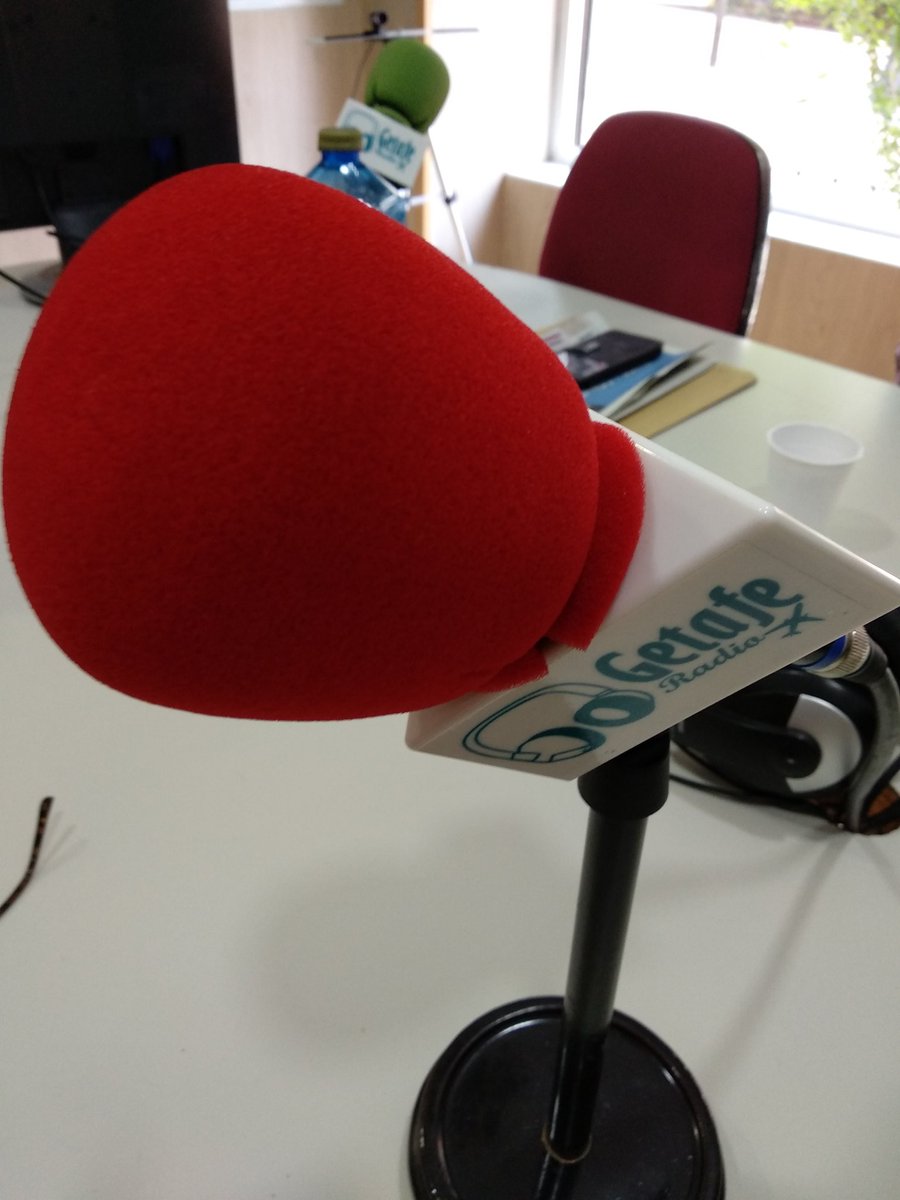 yolandatricolor's tweet photo. Hoy que tengo la mañana libre vuelvo un ratito a @GetafeRadio para debatir de actualidad. #microRojo https://t.co/oXd9f5A5oO