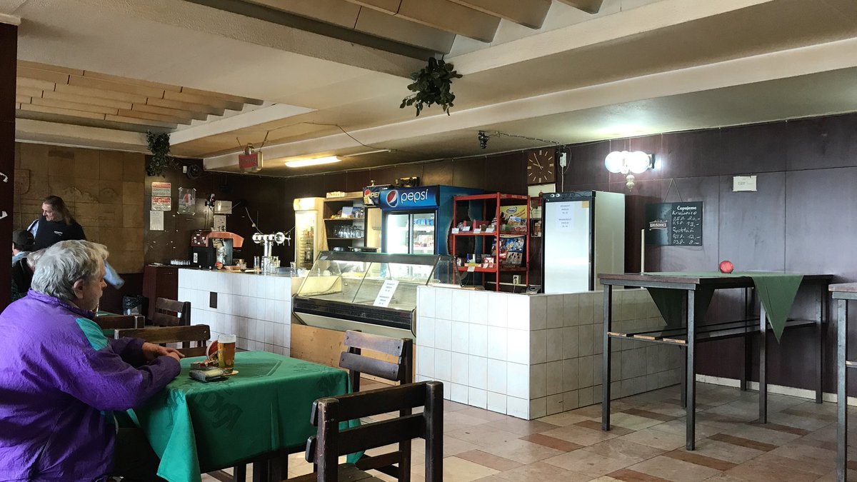 LudwaLetna's tweet photo. Návštěva Kralup nad Vltavou. Zdejší nádražní restaurace má asi nejlevnější pivo v ČR. Za desítku z Hlinska 12 korun! #rychtar #pivo #cheapestbeer #kralupy @nadrazka https://t.co/pbwjyjPvAW