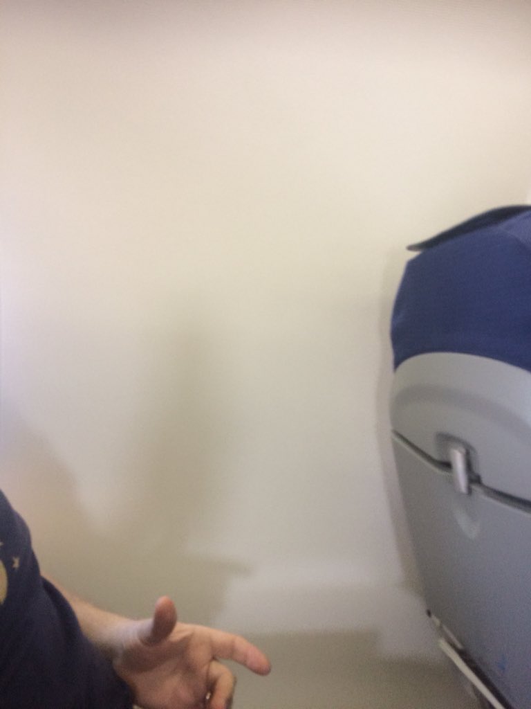 David_Evers_NL's tweet image. My “window seat” on the #KLM flight a few days ago. #nowindow @klm #airplanefail
