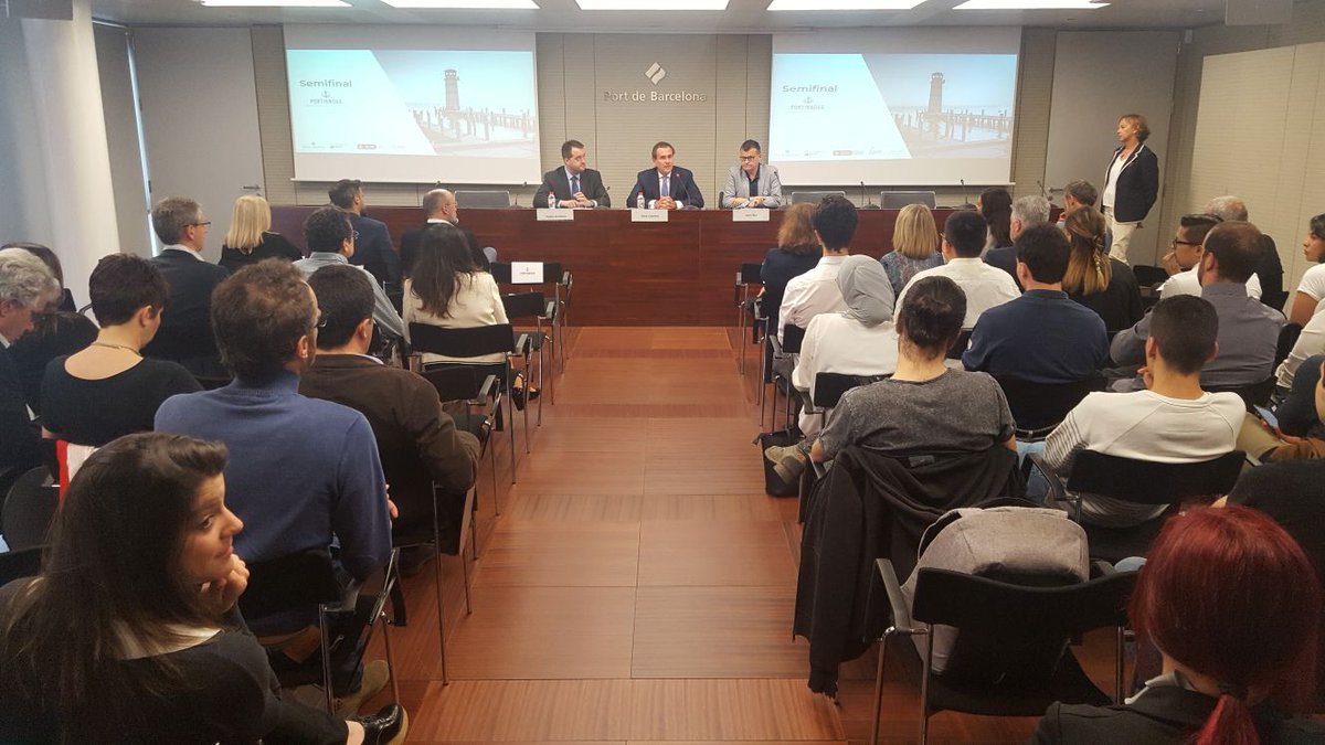 PortdeBarcelona's tweet photo. Comença la semifinal de la 3ª edició de @portinnova
Els equips formats per estudiants de formació professional presenten les seves solucions als reptes de la comunitat portuària #portinnova #SmartPort https://t.co/Q0xDDs08jH
