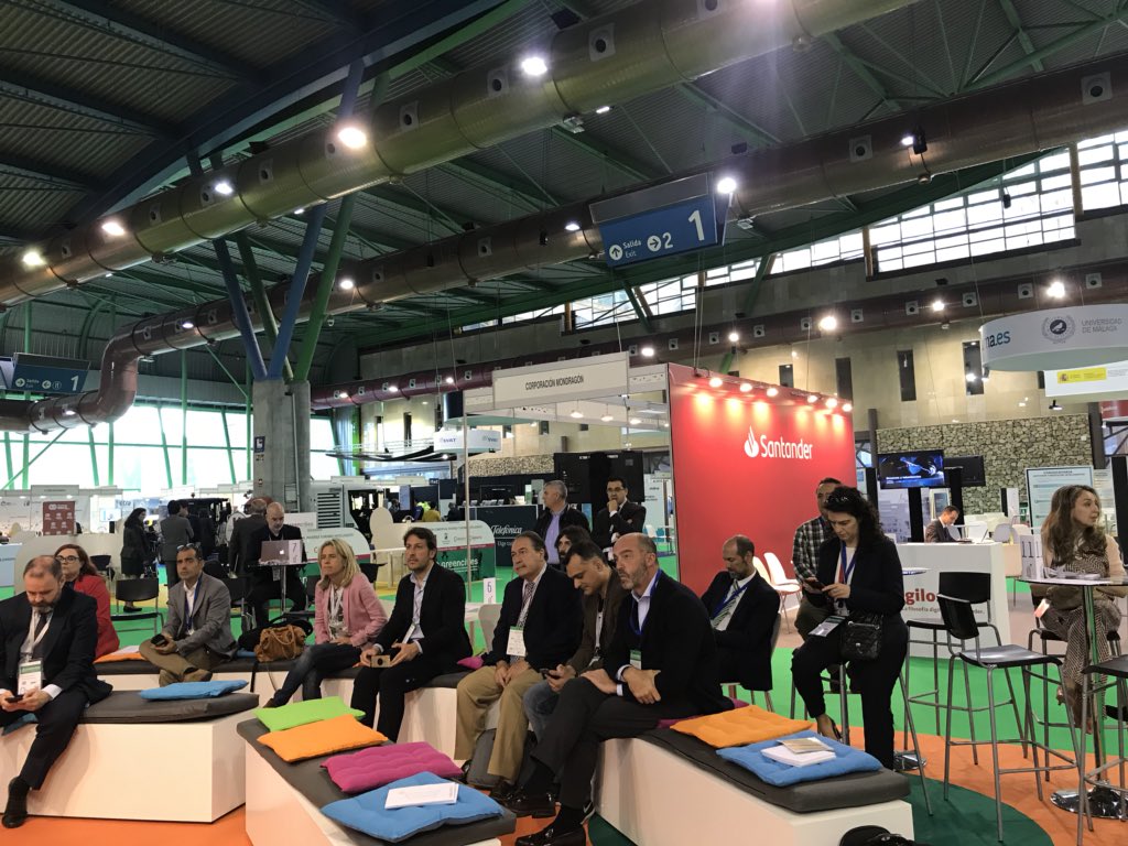 smartcityclust's tweet photo. Estrenamos la jornada de hoy en nuestro espacio Andalucia Smart City ARENA con nuestro asociado @grupoafronta_ hablando de sus sistemas #GIS y la utilidad para el desarrollo estratégico de la #SmartCity https://t.co/EIjsDKKE7z