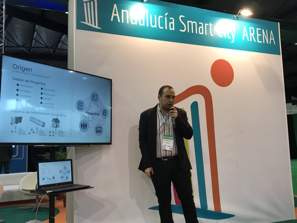 smartcityclust's tweet photo. Estrenamos la jornada de hoy en nuestro espacio Andalucia Smart City ARENA con nuestro asociado @grupoafronta_ hablando de sus sistemas #GIS y la utilidad para el desarrollo estratégico de la #SmartCity https://t.co/EIjsDKKE7z