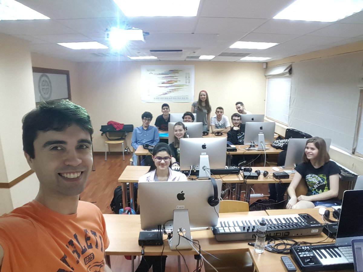 NachAlvarez's tweet photo. Con mis queridisimos alumnos de informatica de la @universidad_uax #InformaticaMola #UAX #Musicos https://t.co/CykhJC2RMc
