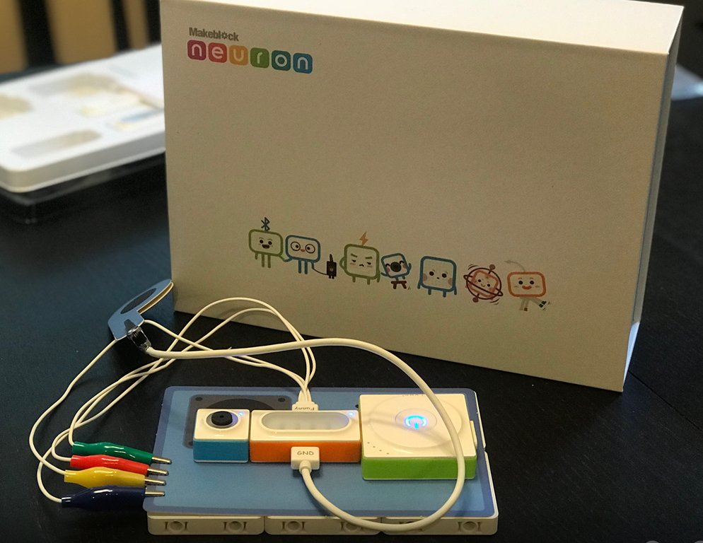 xToolEducation's tweet photo. Another great review of the Makeblock Neuron Inventor Kit, this time by @MomStart! #makeblockneuron https://t.co/nwi0Ik1eMa