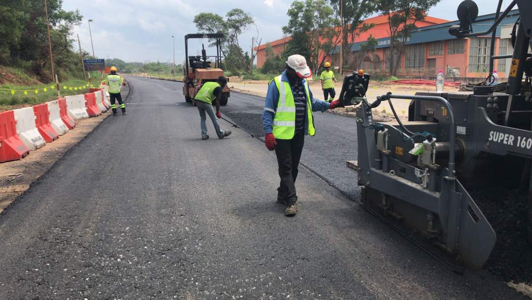 RCKuantan's tweet image. Lokasi FT03 Sek 355 Jalan Kuantan Kemaman

Masih dlm pembinaan...kerja Overlay sedang dijalankan di laluan Bukit Penggorak (Depan Tiong Nam)

Mohon pengguna jalanraya berhati2 menggunakan laluan tersebut...

@Roadcare_Msia @JkrKuantan @JKRMalaysia @JKRPAHANG @MOWorks