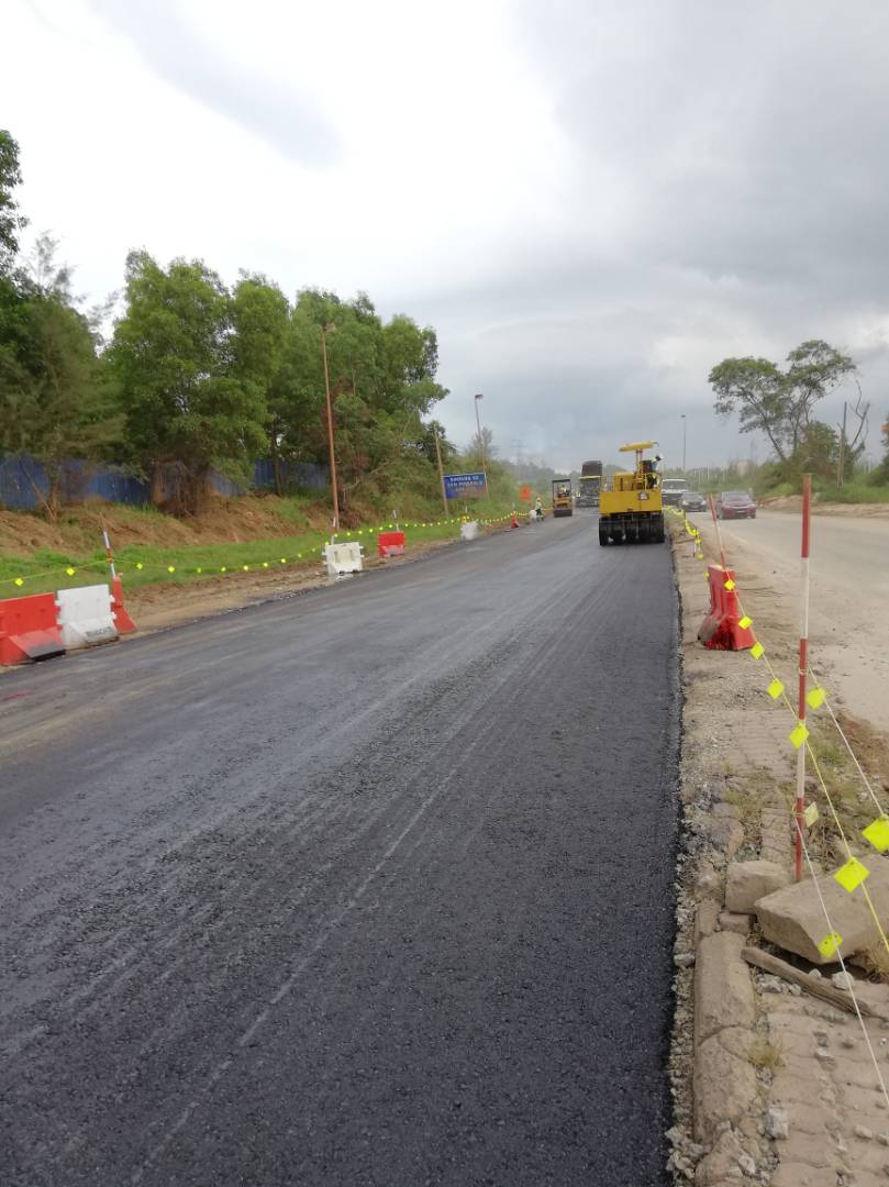 RCKuantan's tweet image. Lokasi FT03 Sek 355 Jalan Kuantan Kemaman

Masih dlm pembinaan...kerja Overlay sedang dijalankan di laluan Bukit Penggorak (Depan Tiong Nam)

Mohon pengguna jalanraya berhati2 menggunakan laluan tersebut...

@Roadcare_Msia @JkrKuantan @JKRMalaysia @JKRPAHANG @MOWorks