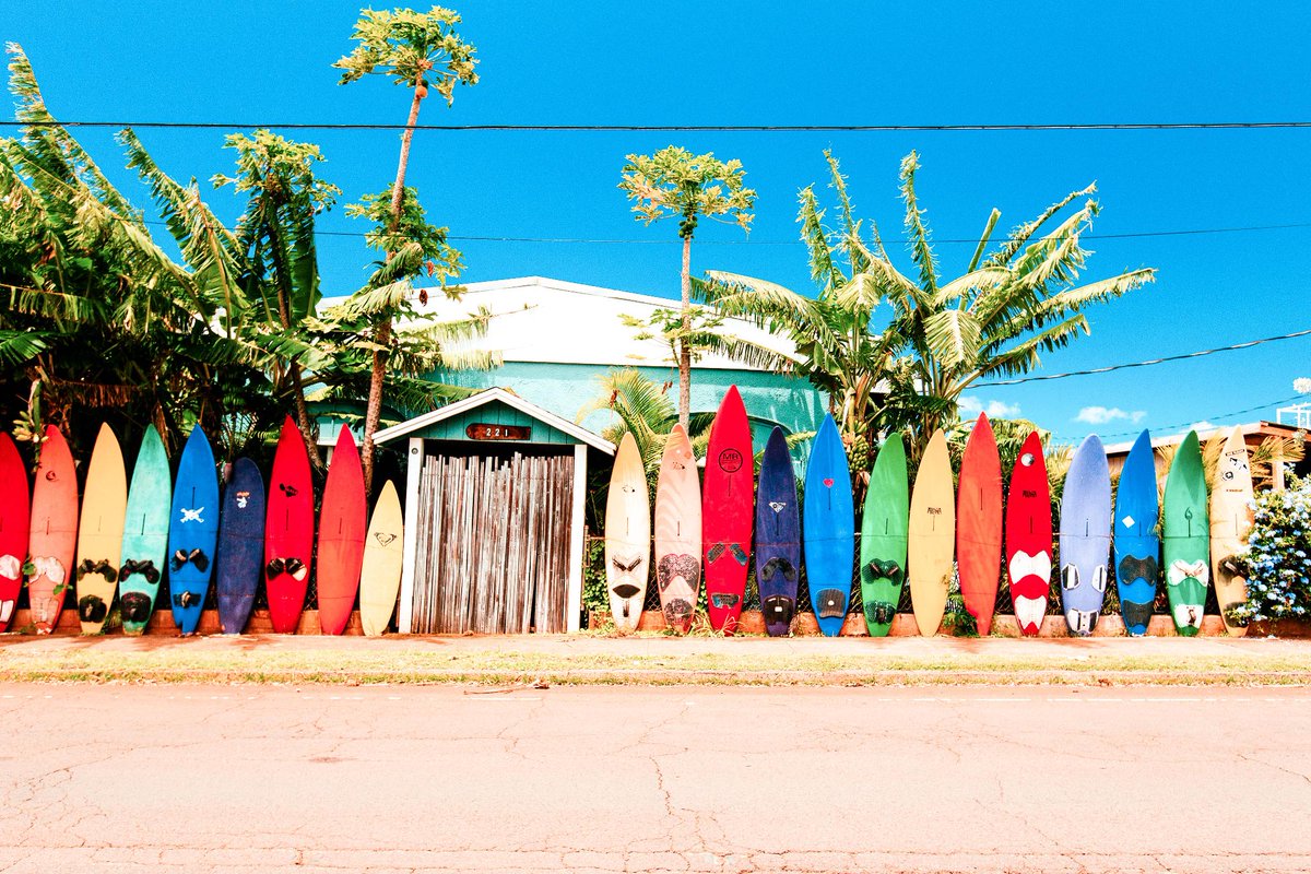 ハワイ州観光局 公式 マラマハワイ 地球にやさしい旅を カラフルなサーフボードが並ぶ マウイ島パイアの町並み ハワイ ではこんな可愛い町並みを撮影するのも醍醐味のひとつシャカ ハワイで撮った写真に Allhawaiijp を付けてinstagramに投稿