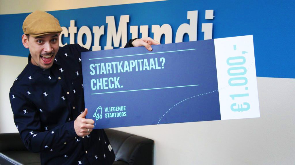 startdoos's tweet image. Ben jij een startende ondernemer en kun jij wel een steuntje in de rug gebruiken? Bestel de Vliegende Startdoos en profiteer van flinke #kortingen, mooie acties en handige tips. Jonathan Tan won €1000,- met de Vliegende Startdoos! buff.ly/2DdvJoW #VSD #vliegendestartdoos