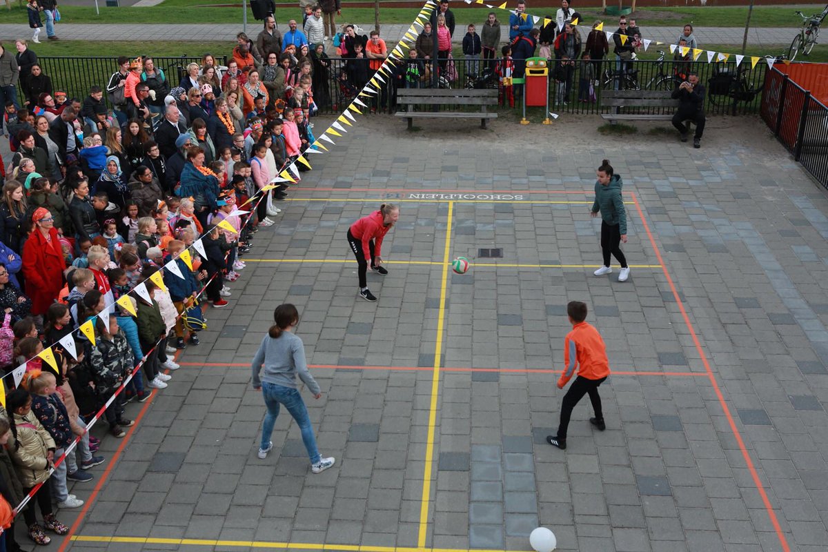 De opening van schoolplein14 op de Meander door meester Marc. Daar na de Koningsspelen.