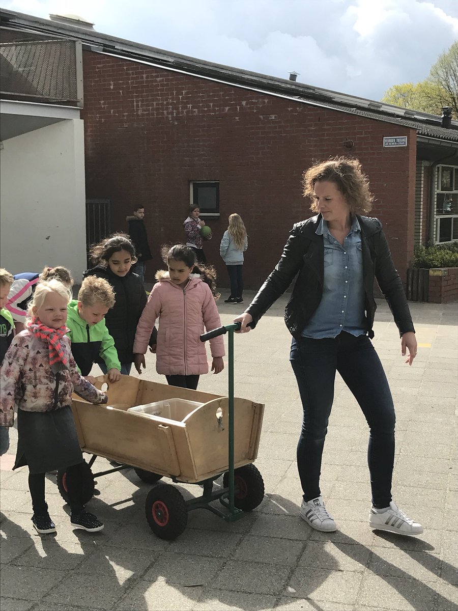 Groep 2 gaat kikkervisjes bevrijden. Op naar de sloot.