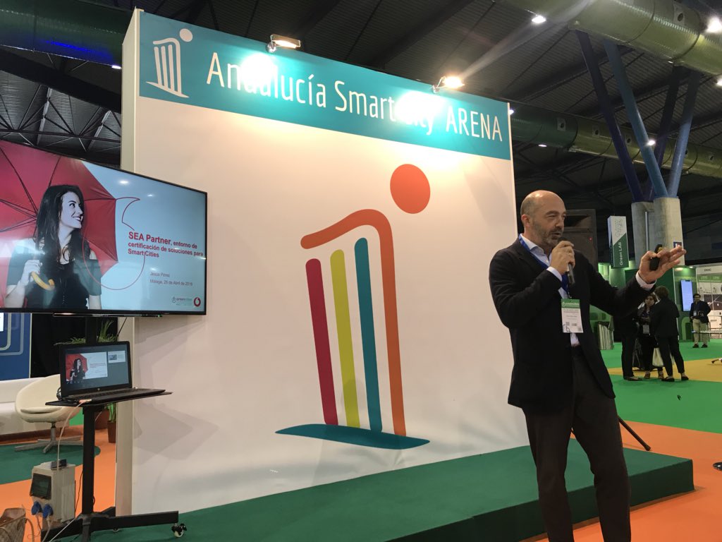 smartcityclust's tweet photo. Terminando nuestra primera sesión con nuestros asociados @PayThunder @vodafone_es @gecorweb soluciones muy diversas centradas en el #ciudadano en nuestro espacio Andalucia Smart City ARENA @forogreencities https://t.co/W6bHu1X5EC