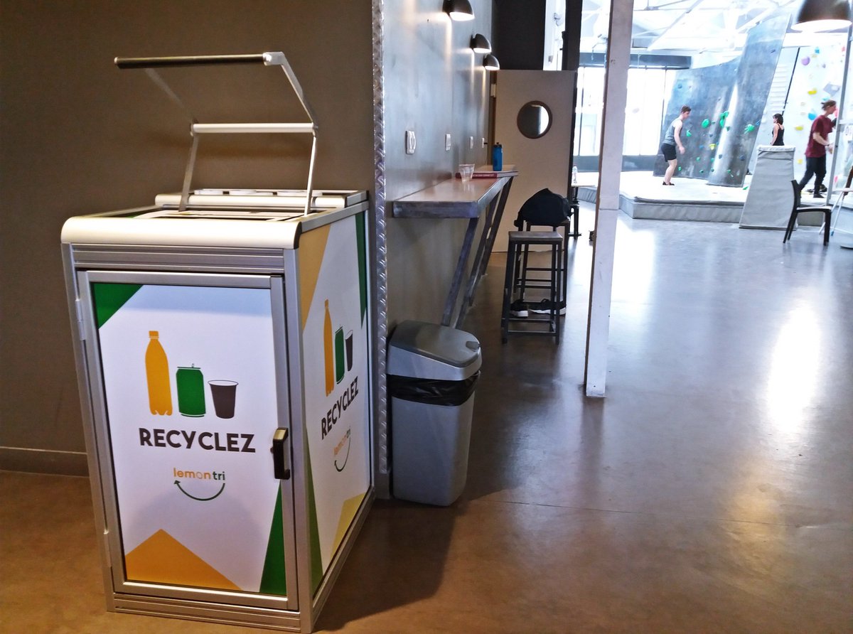 LemonTri's tweet photo. A #Pantin, #tri et #escalade font la paire 🧗‍♀️♻️🍋. #Bouteilles, #canettes et #gobelets, les grimpeurs de @murmurescalade peuvent recycler tous leurs #emballages dans notre #machine. 🏅💪 https://t.co/KfTIFD34Vq