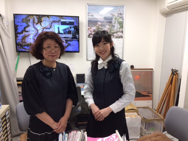 BichuBingoDenim's tweet image. デニムベスト　made in JIMOTO＠福山駅観光案内所 

観光案内所の職員がデニムベストを着用！
備中備後のデニム生地を活用し，デザイン・パターン・縫製まで備中備後の企業で制作されています。

#備中備後ジャパンデニムプロジェクト #福山 #井原 #デニムベスト #観光案内所