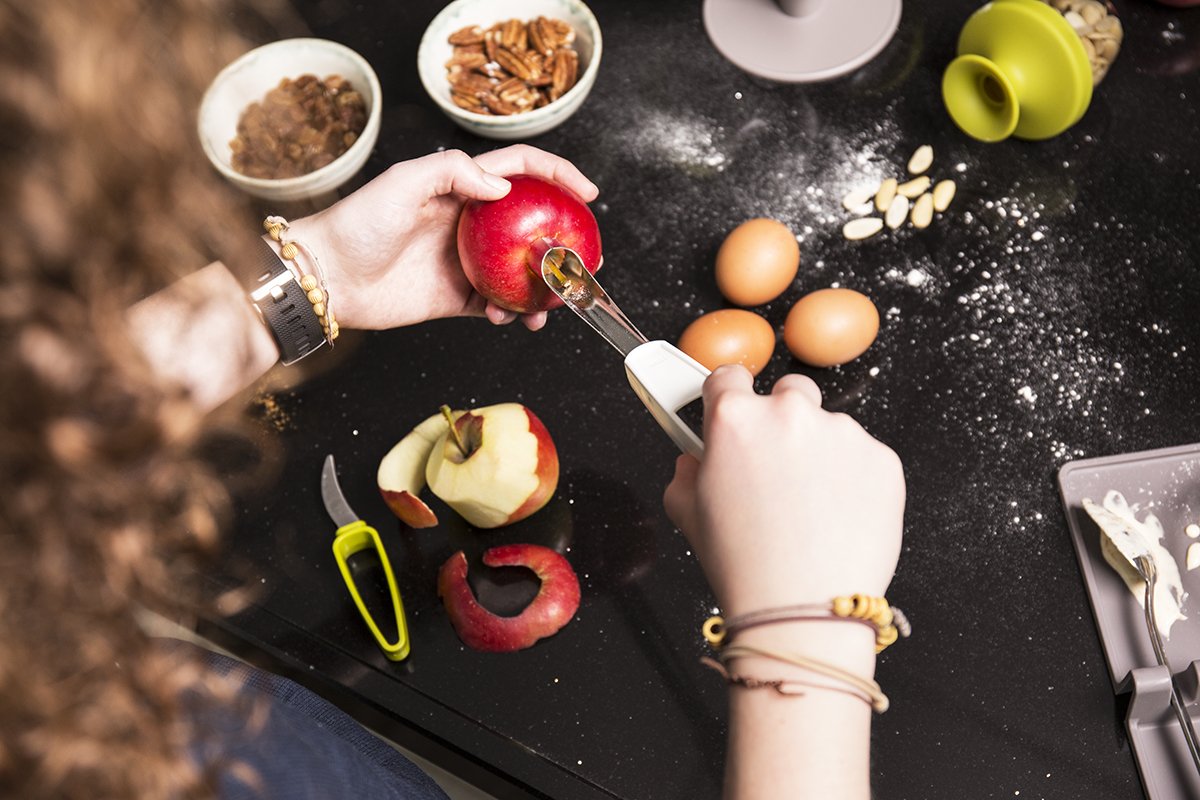 Baking time! We have an amazing apple cake recipe waiting for you on our blog 🍎👨‍🍳 bit.ly/2FenytC #tomorrowskitchen #applepie #baking
