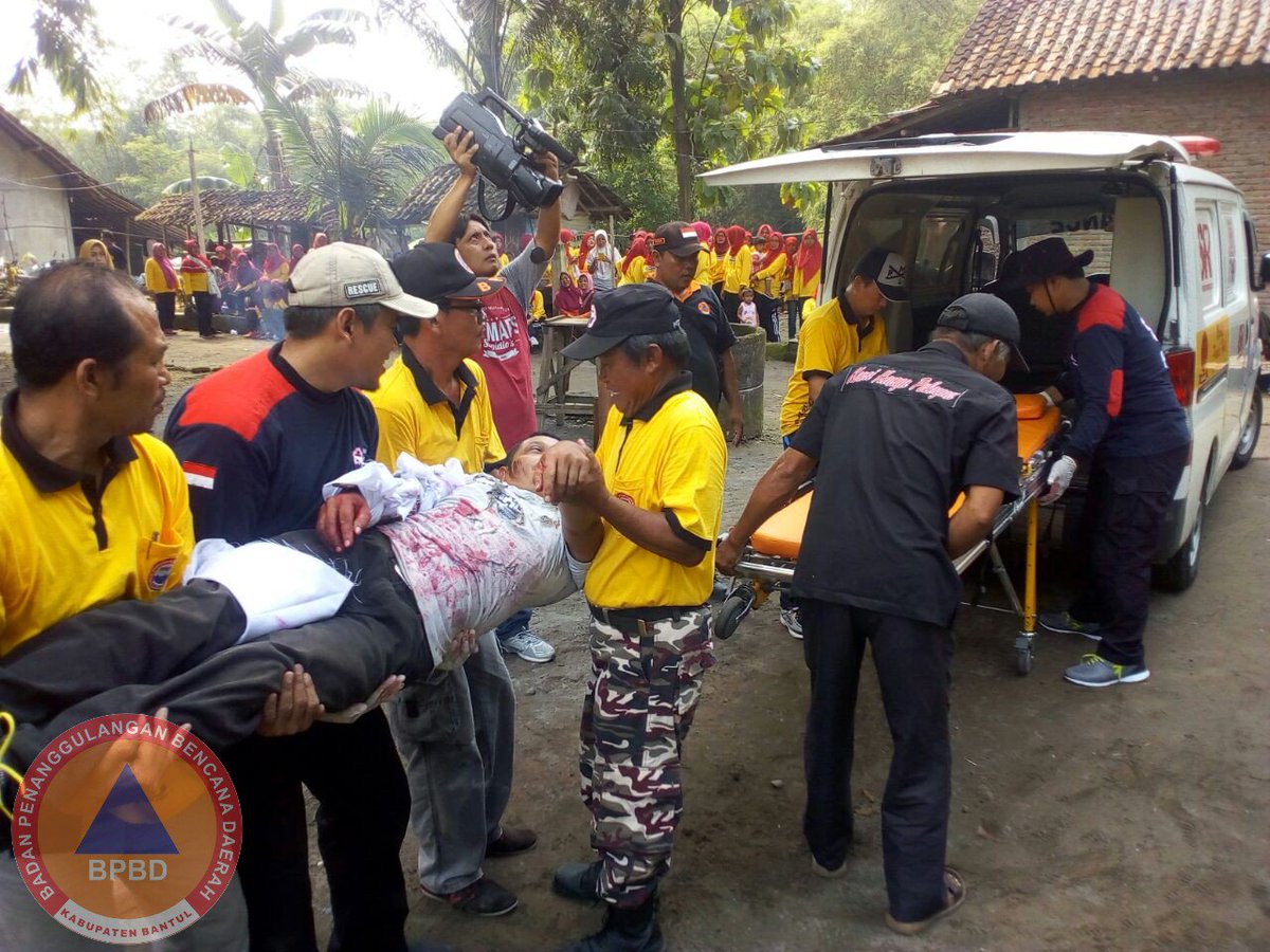 BPBDBantul's tweet photo. Kemeriahan dan Antusias Anggota FPRB Trimulyo bersama Warga Pedukuhan Blawong 2  melakukan kegiatan Proses Simulasi Kebakaran Rumah Huni dalam rangka memperingati Hari Kesiapsiagaan Bencana 2018.

#SiapUntukSelamat 
#BudayaSadarBencana 
#keluargaSiTaTang https://t.co/DlVcrVZ8IG