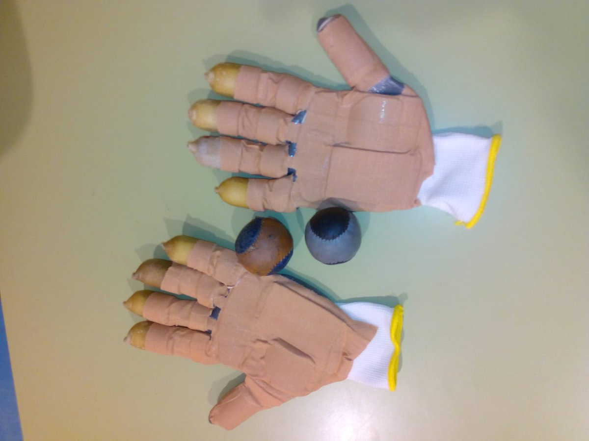 #PilotaEscola Alumnes del IES Càrcer jugant als carrers d'Alcàntera de Xúquer ahir #25Abril