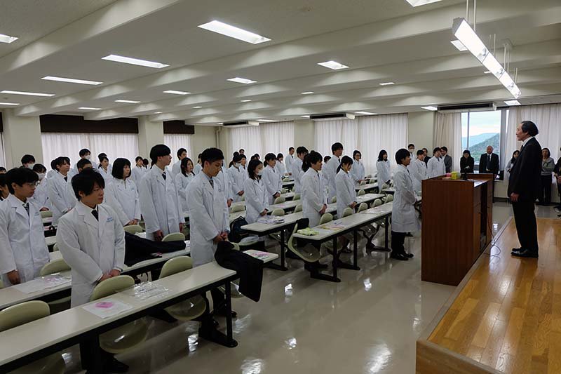 徳島文理大学香川薬学部 4月25日に平成30年度 白衣授与式を行いました T Co 2zhzvcit2y 香川薬学部の5年生が 5月7日から病院や薬局に赴き 約半年間 実務実習を行います いろいろなことを経験し 成長して帰ってくることを期待してい 徳島文理大学香川薬学部 4月25日に平成30年度 白衣授与式を行いました T Co 2zhzvcit2y 香川薬学部の5年生が 5月7日から病院や薬局に赴き 約半年間 実務実習を行います いろいろなことを経験し 成長して帰ってくることを期待してい