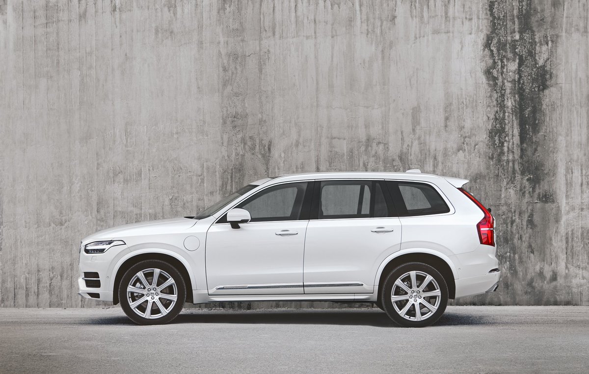 volvocares's tweet photo. Aparcar el #VolvoXC90, nuestro lujoso SUV premium, es fácil y divertido. Deja que el Park Assist Pilot se encargue de todo https://t.co/ETOngmJwpr #LifeforTech https://t.co/XJczsNK2SW