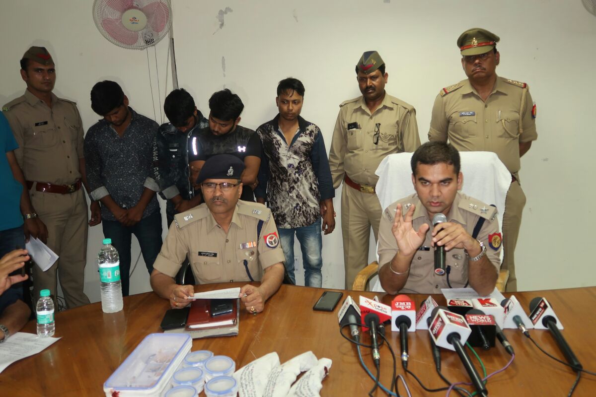 #NoidaPolice चैन स्नैचिंग का नायाब संगठित गैंग का पर्दाफाश, गैंग के सरगना दीपांकर सरकार (ज्वैलर्स) सहित 04 गिरफ्तार, कब्जे से लगभग 08 लाख की ज्वैलरी बरामद, थाना सेक्टर 58 नोएडा <a href="/Uppolice/">UP POLICE</a> @ajay85ldh <a href="/dgpup/">DGP UP</a> <a href="/CMOfficeUP/">CM Office, GoUP</a>