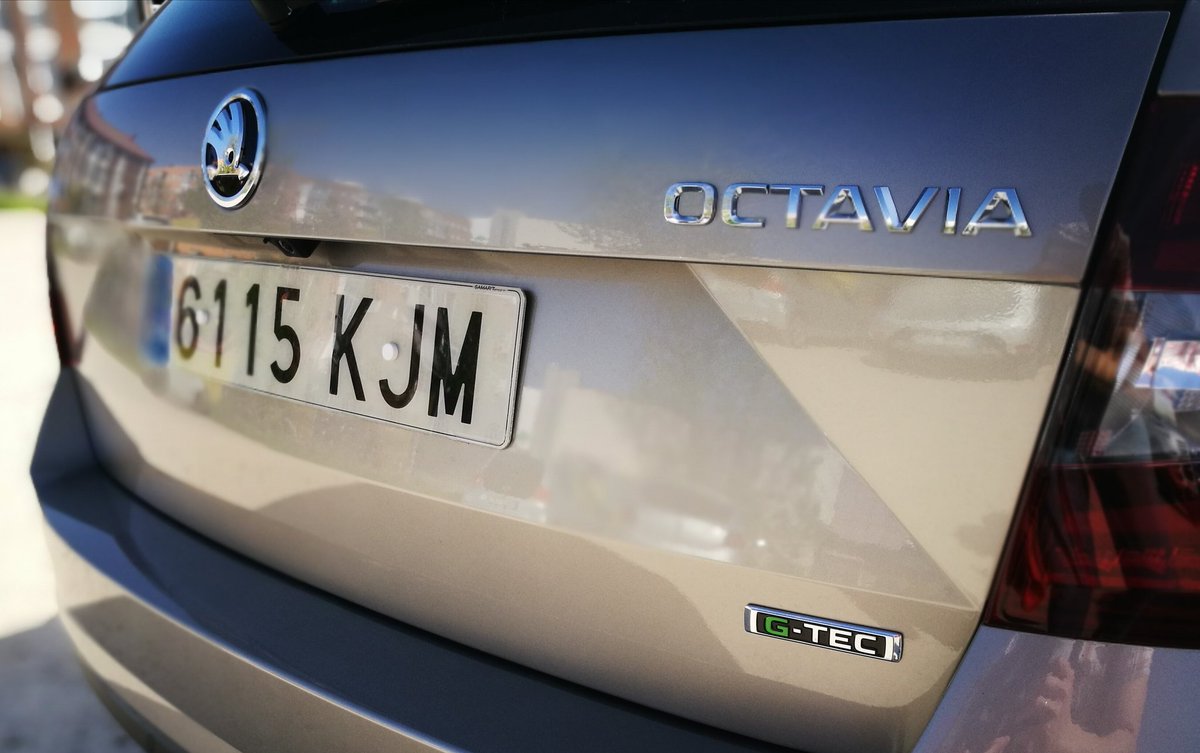 CARandGAS's tweet photo. Acabamos de recoger el @skoda_es  #Octavia #Combi G-TEC Equipa un 1.4TSI de 110cv #DSG7 y puede circular usando GNC y gasolina. Su autonomía anunciada es de 1300km! Os iremos informando https://t.co/SIYRme38yB