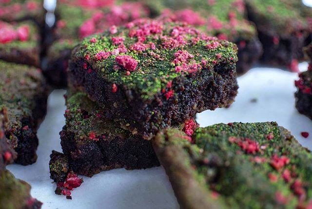 hello_matcha's tweet photo. Matcha strawberry dusted brownies 💚❤️
.
📷 @mariozeats .
Indulge in your own Premium Matcha today. Visit link in our bio to learn more! 🍵 🙏
.
.
.
.
#hellomatcha #matcha #抹茶 #zen #tea #teatime #healthyliving #superfood #instafood #foodstagram #food… https://t.co/yATmBvyjCe https://t.co/T9bGLOgcED