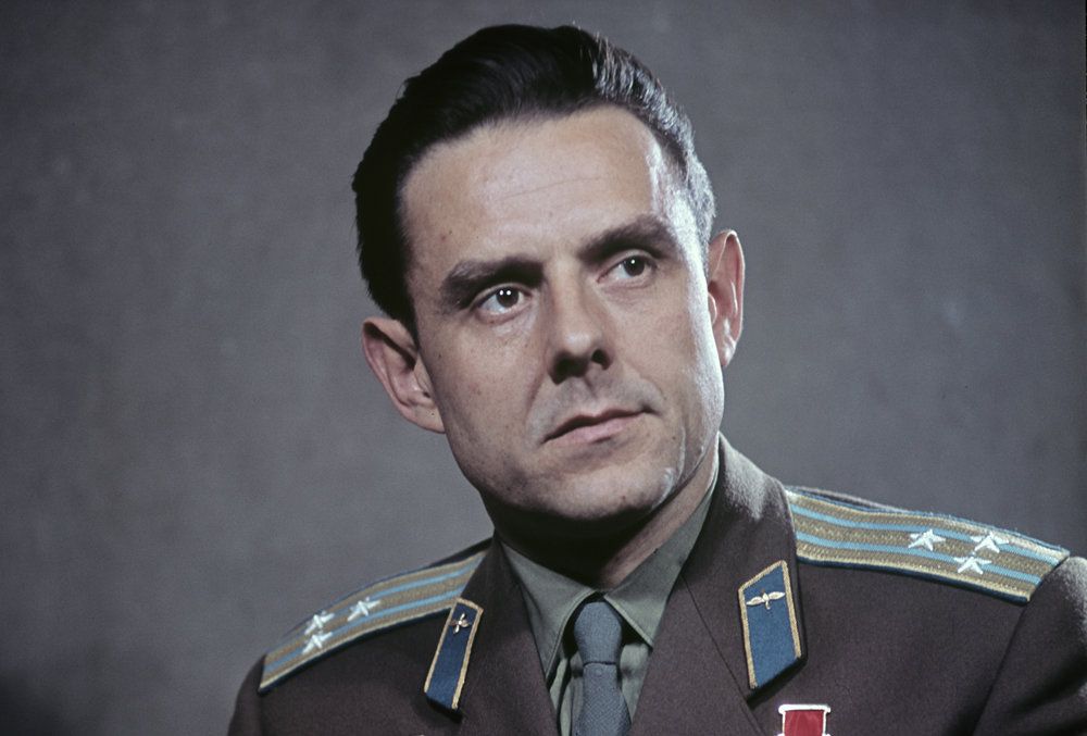 Soyuz1 ile ateşlenmeden önce "beni öldürecekler" diyen Vladimir Komarov, en yakın arkadaşı Yuri Gagarin'i korumak için intihar gibi görevi üstlenmişti. 51 yıl önce,24 Nisan 1967'de uzay aracı ile Dünya'ya çakıldı.İçimde en çok yer edinen hikayelerden biri: bit.ly/djx_V2r2kRXR