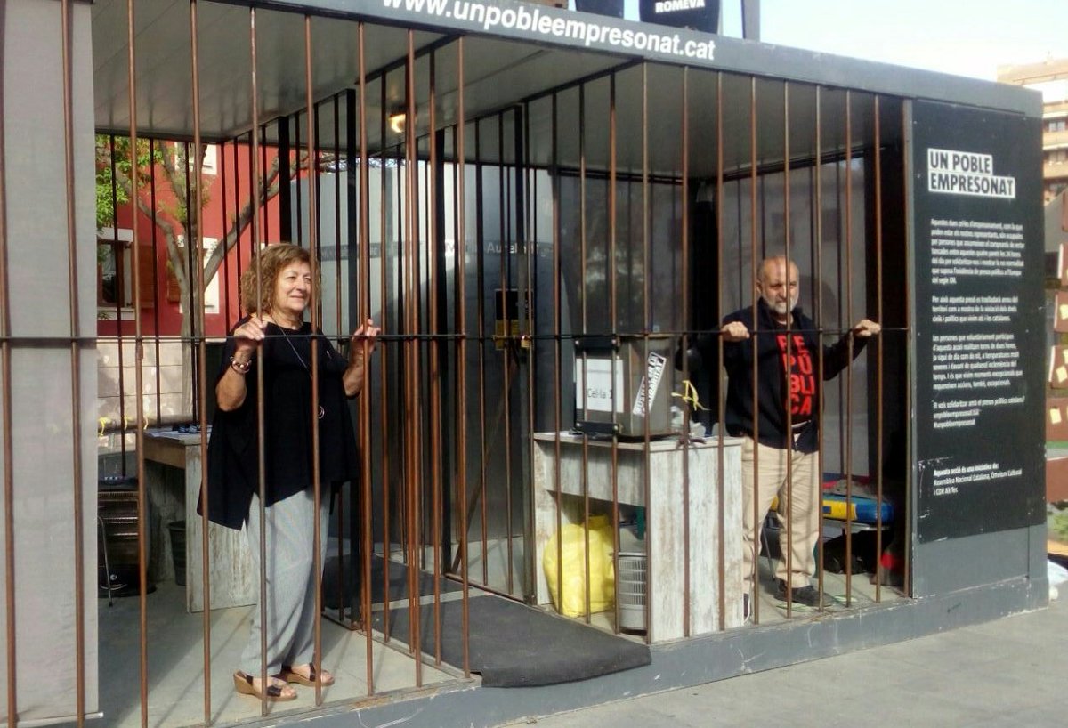 CDRsLleida's tweet photo. Avui els torns de ciutadans i ciutadanes que s'empresonen per denunciar la repressió de l'Estat segueixen. I també les activitats que els acompanyen. En uns minuts comencem amb poemes i cançons per la llibertat. T'hi esperem! https://t.co/41gYpq9guh