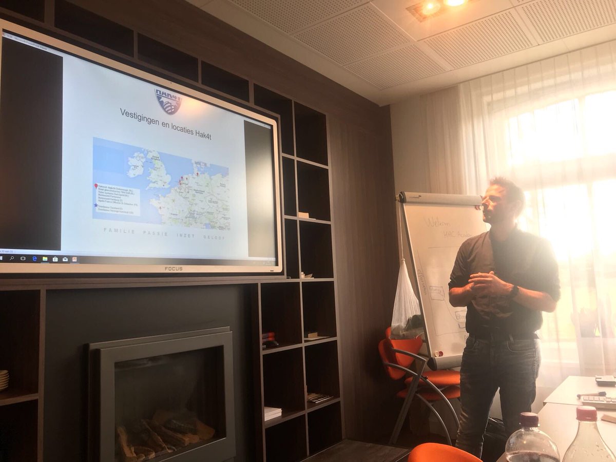 MetELLLA's tweet photo. Rasondernemer en innovator @marchakvoort was te gast bij HHC Academy met @Emmelylefevre. Hij sprak over situationeel #leiderschap en #teamontwikkeling. De avond werd bekroond met een 9,5! https://t.co/ucDVPGZlMP