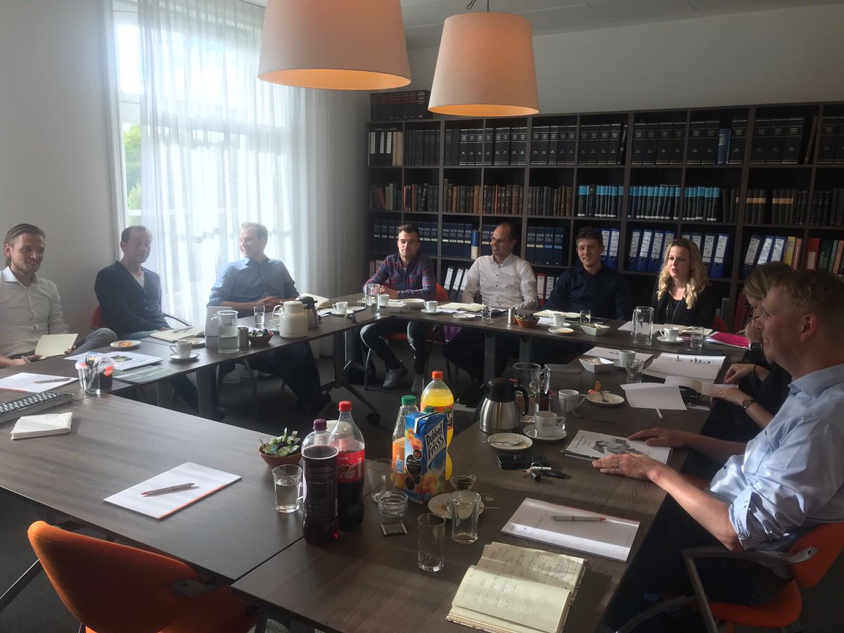MetELLLA's tweet photo. Rasondernemer en innovator @marchakvoort was te gast bij HHC Academy met @Emmelylefevre. Hij sprak over situationeel #leiderschap en #teamontwikkeling. De avond werd bekroond met een 9,5! https://t.co/ucDVPGZlMP