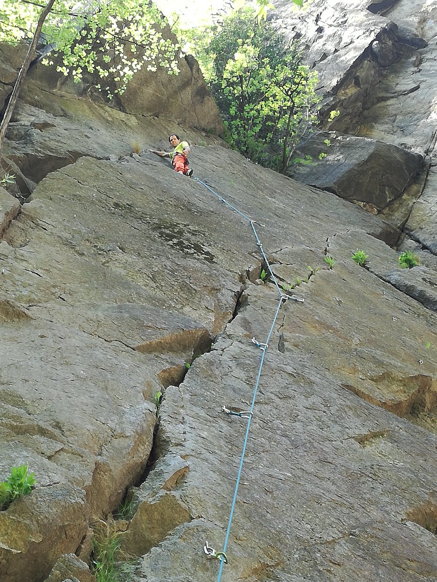 TravelFood2's tweet photo. Per gli amanti dell'arrampicata..imperdibile falesia Juval sotto il castello abitato dal famoso alpinista Messner.
#naturno #altoadige 
@climbin @altoadige_info https://t.co/0OeqfLtLwe