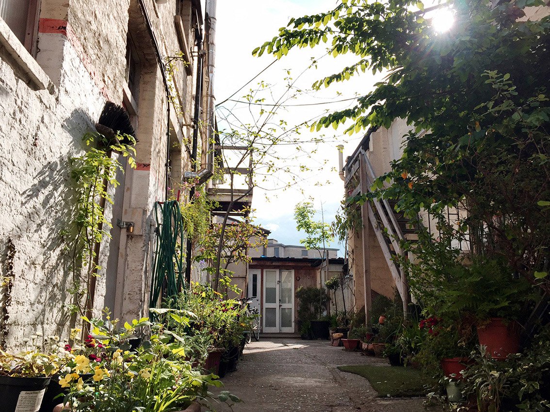 LisaImages's tweet image. Desk space in our wonderful rustic courtyard mews just become available! Just off Brixton Hill, £200 per month, brilliant people :-).