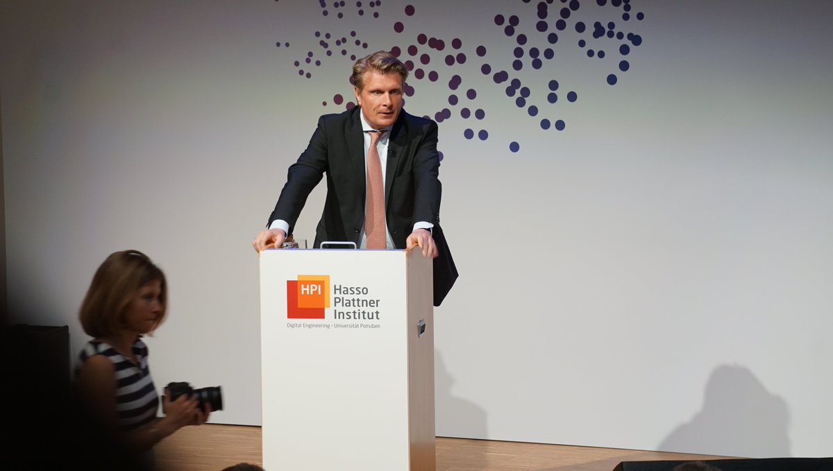 HPI_DE's tweet image. Eröffnungskeynote von Thomas Bareiß, MdB, Parlamentarischer Staatssekretär beim Bundesminister für Wirtschaft und Energie: „Die #DSGVO ist eine große Errungenschaft, die helfen kann Risiken und Nutzen in Einklang zu bringen.” @Thomas_Bareiss @BMWi_Bund #DataPrivacySummit