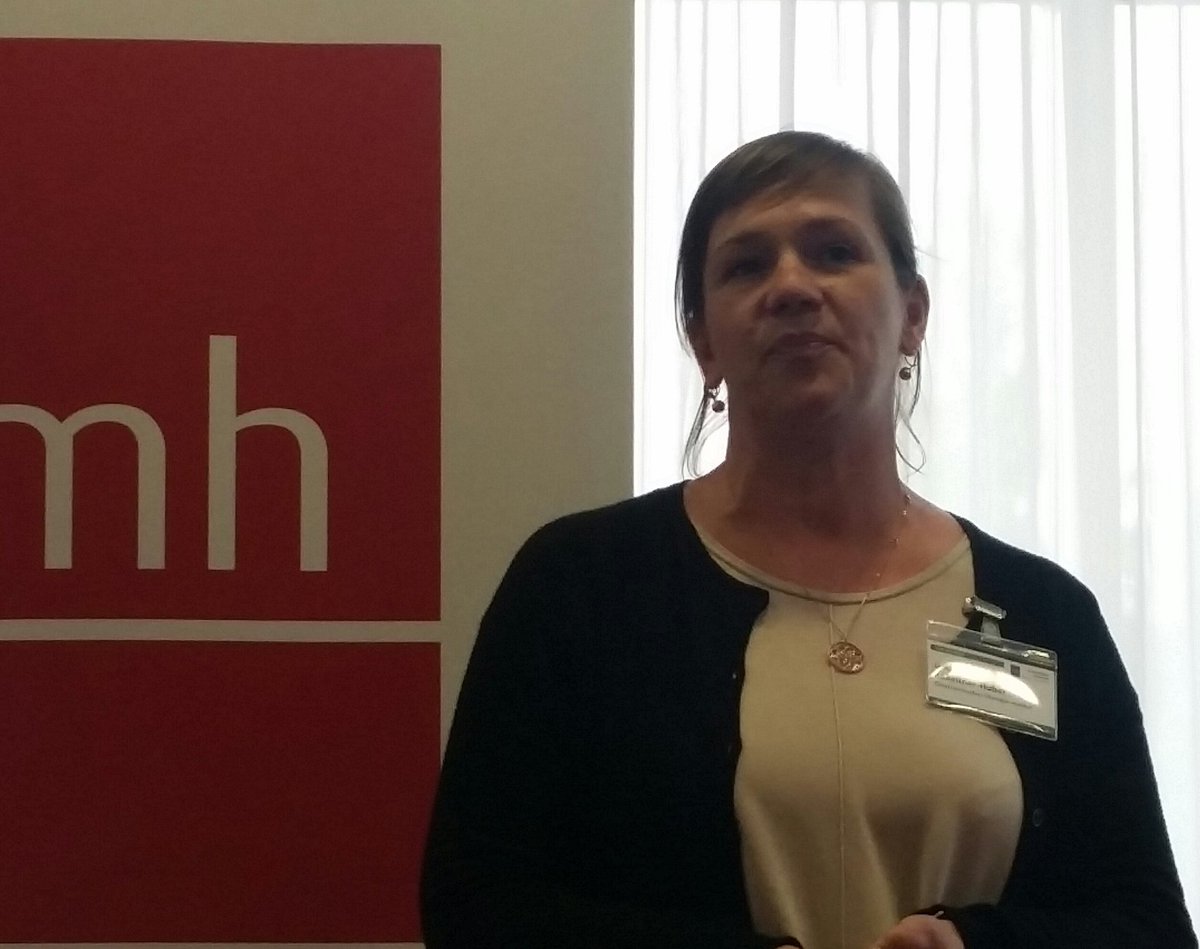 Unsere Kollegin Kalleitner-Huber präsentiert den Tln. die Relevanz des Themas Bildung. Hallo. #forumbaustelle