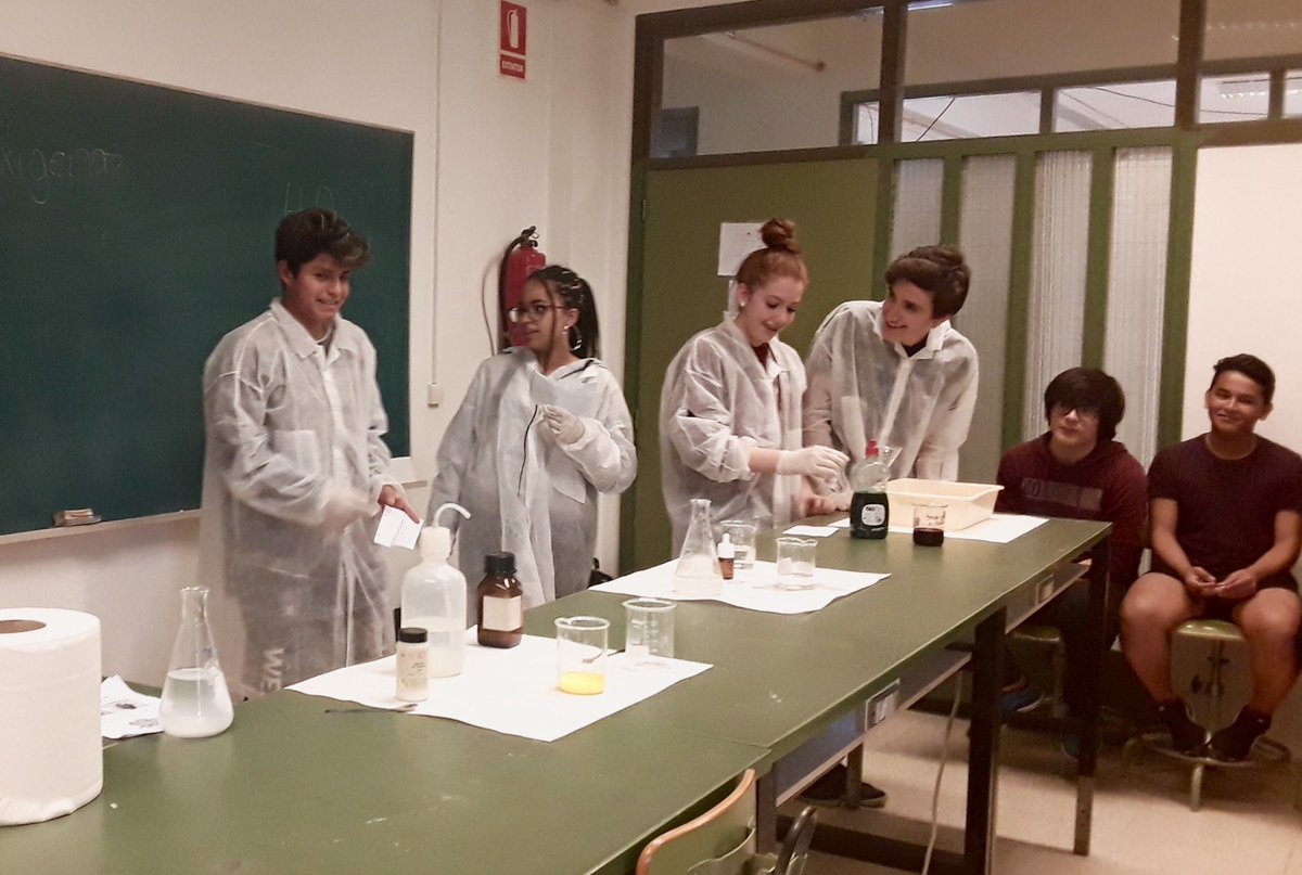 IESSagrera's tweet photo. I Fira de la Ciència #fisicaiquimica #innovacioeducativa #ciencia #experiments https://t.co/YPFa2mZdbS