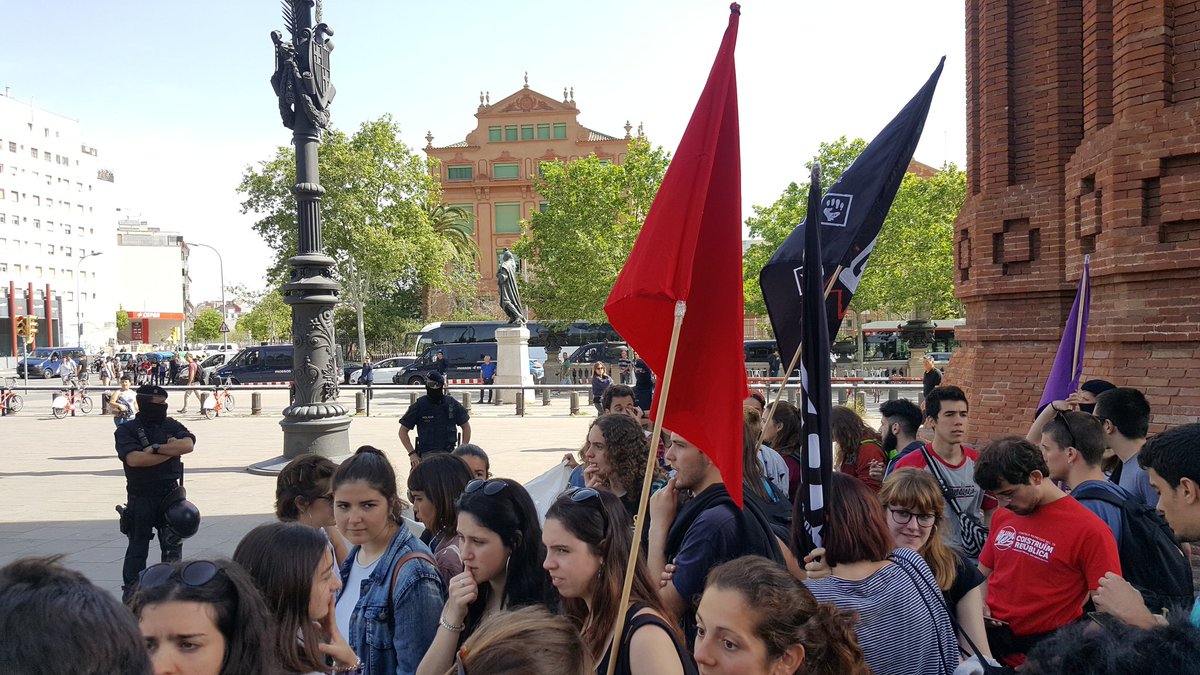 ALERTA DIFUSIÓ!
A l'alçada d'Arc de Triomf, camí a la manifestació estudiantil, els <a href="/mossos/">Mossos</a> ens barren el pas i ens encapsulen!