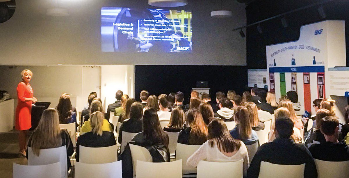 SKFLogistics's tweet photo. Studenten @Communicatiemgt PXL zitten klaar voor een dagje onderwijs bij ons. Heidi Coppens trapt af met ons logistiek verhaal en collega  @KimBoschmans laat hen proeven van onze dagelijkse uitdagingen.#logisticsvisitorcentre  #pxlbreektuit  #leadus https://t.co/FzfC8iZSQV