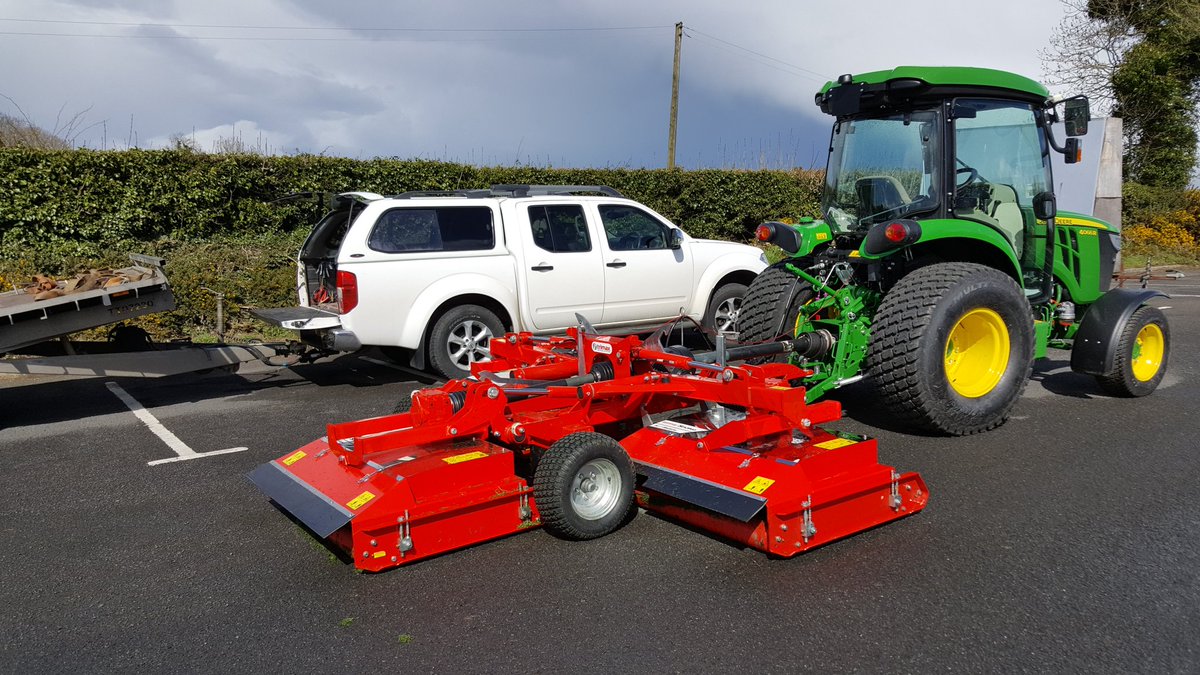 RickyNei11's tweet photo. Great day yesterday in between the showers. Out demonstrating the new @JohnDeere 4066R and @TrimaxMowers Snake 320 rotary mower. #hitchassist #motionmatch #loadmatch #contourfollowing #cleancut 🚜⛳big tractor feel -  compact size⛳🚜 https://t.co/OELmdbiGWW