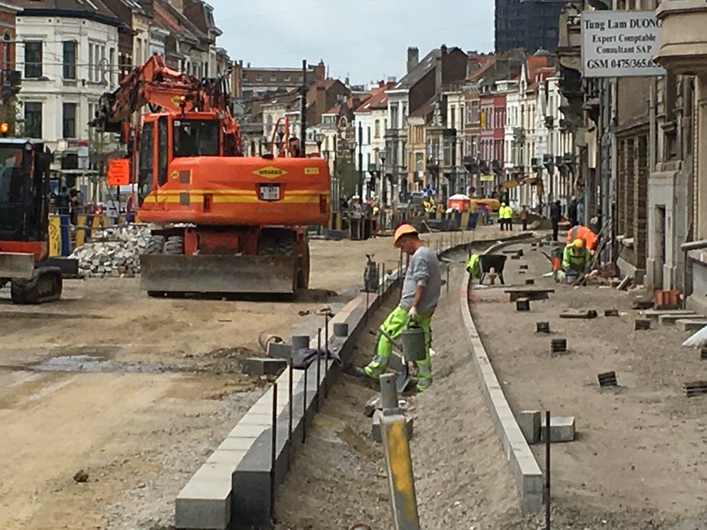 SmetPascal's tweet photo. Les équipes sont au travail. Bientôt ici une piste cyclable séparée, sécurisée et surélevée. Et un boulevard repensé. #betomorrow https://t.co/1a74WxHh2d