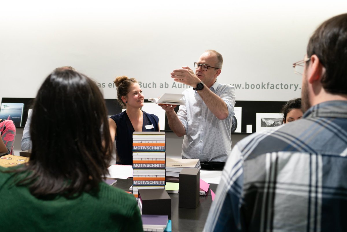 Rund  34 Kreative wurden beim Workshop BIND IT YOURSELF kurzzeitig zum  Buchbinder des eigenen Notizbüchlis. Das dieses mit coolen Ideen gefüllt  wird ist Ehrensache...!
bubu.ch/blog/artikel/f…

#swissmade #buchbinden #papercraft #handwerk #kreativ #handarbeit #diy #workshop